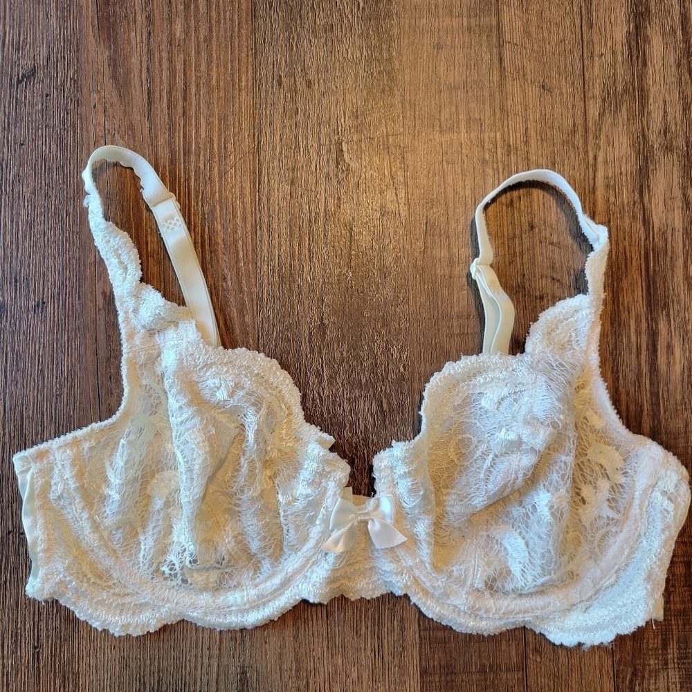 Vintage 90s Gold Tag Victoria's Secret White Lace Bra